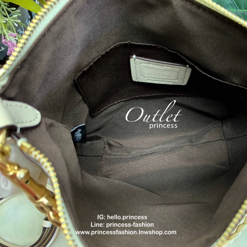 COACH MINI ABBY DUFFLE IN SIGNATURE PVC BAG กระเป๋าสะพายข้าง คล้องไหล่ได้ วัสดุ pvc นิ่มอย่างดี ใบจริงสวย เปิดปิดกระเป๋าแบบซิปภายในโล่ง กว้าง ใส่ของจุ มีช่องเล็กใส่ของจุกจิก มีสายให้ 2สาย ถอดออกได้ทั้ง2สาย เป็นอีกรุ่นที่แนะนำค่ะ Size:::26*9.5*24 cm “10.5”