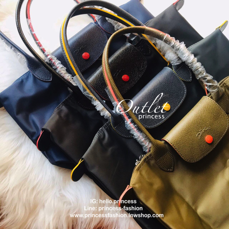 Size : M Longchamp Le Pliage Club Tote Bag กระเป๋าสะพายรุ่นยอดนิยม วัสดุเนื้อผ้า Nylon Canvas เคลือบกันนำ้ ตัดด้วยหนังแท้ น้ำหนักเบา ดีไซน์เรียบง่ายแต่เต็มไปด้วยความคลาสสิก เป็นที่ชื่นชอบไปทั่วโลก Longchamp ปรับโฉม LE PLIAGE ด้วยการปักลายรูปม้า-ตราสัญลักษ
