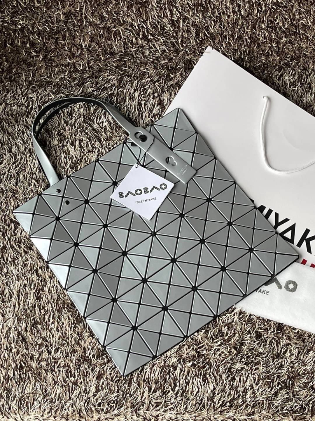 Baobao Issey Miyake 6x6 กระเป๋า Tote รุ่นนี้ถือว่าเป็นกระเป๋า Tote ไซส์กลางที่เหมาะกับการพกพาสิ่งของที่จำเป็นในทุก ๆ วัน มาพร้อมสายที่สามารถปรับได้ทั้งสองสาย และมีช่องใส่ของช่องเล็กด้านใน 1 ช่อง จุของได้เยอะแถมยังทนทาน ใช้เป็น Everyday Bag ได้เลยคะ พกพาสะ