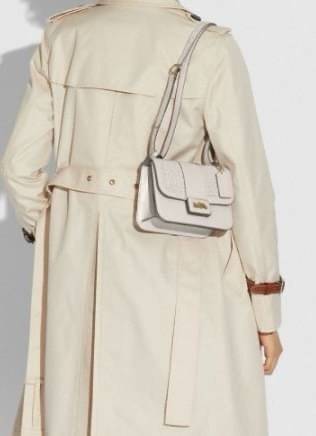 น้องสวย คุณภาพแน่นอีกแล้วจร้าา! COACH ALIE SHOULDER BAG 18 WITH WEAVING ((C2587)) พร้อมส่งความสวย! กระเป๋าสะพายครอสบอดี้ร์หรือสามารถทบเป็นสายคู่ใช้แบบหิ้วหรือคล้องไหล่ได้ด้วย หนังแท้อย่างดีสวยงามค่ะ ด้านหน้าทำหนังแบบสานได้คลาสสิคค่ะ