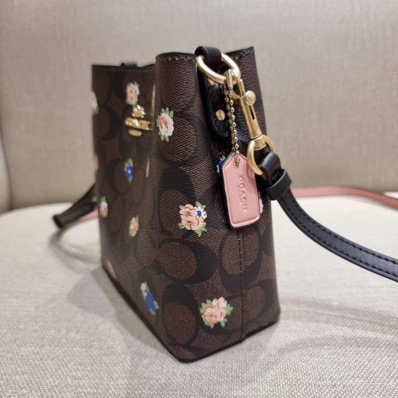 COACH MINI TOWN BUCKET BAG IN SIGNATURE CANVAS WITH VINTAGE MINI ROSE PRINT ((7270 7268 7267)) คอลเลคชั่นใหม่ล่าสุด!! น้องสาวคนสวยมาแล้วจ้า สดใสต้อนรับเทศกาลคริสต์มาส 🎅🎄 กระเป๋าบัคเก็ต ไซส์มินิ ใบจริงน่ารักม้าก!! น่าใช้แบบที่สุด วัสดุหนังแ