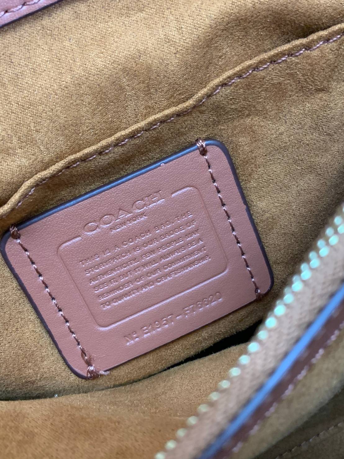 สวย หรู ดูดี รุ่นนี้กัยเลยค่า!! COACH TILLY TOP HANDLE SATCHEL IN SIGNATURE ((76620)) พร้อมส่งความสวย ห้ามพลาดค่ะ! กระเป๋าหิ้ว//คล้องมือ//สะพายข้างได้ ทรงสวย หนังแท้เรียบ+ลายCได้สวยงามค่ะ เปิดปิดกระเป๋าแบบหมุนล็อค ภายในมีช่องหลักใส่ของ2ช่อง สามารถใส่กระเป