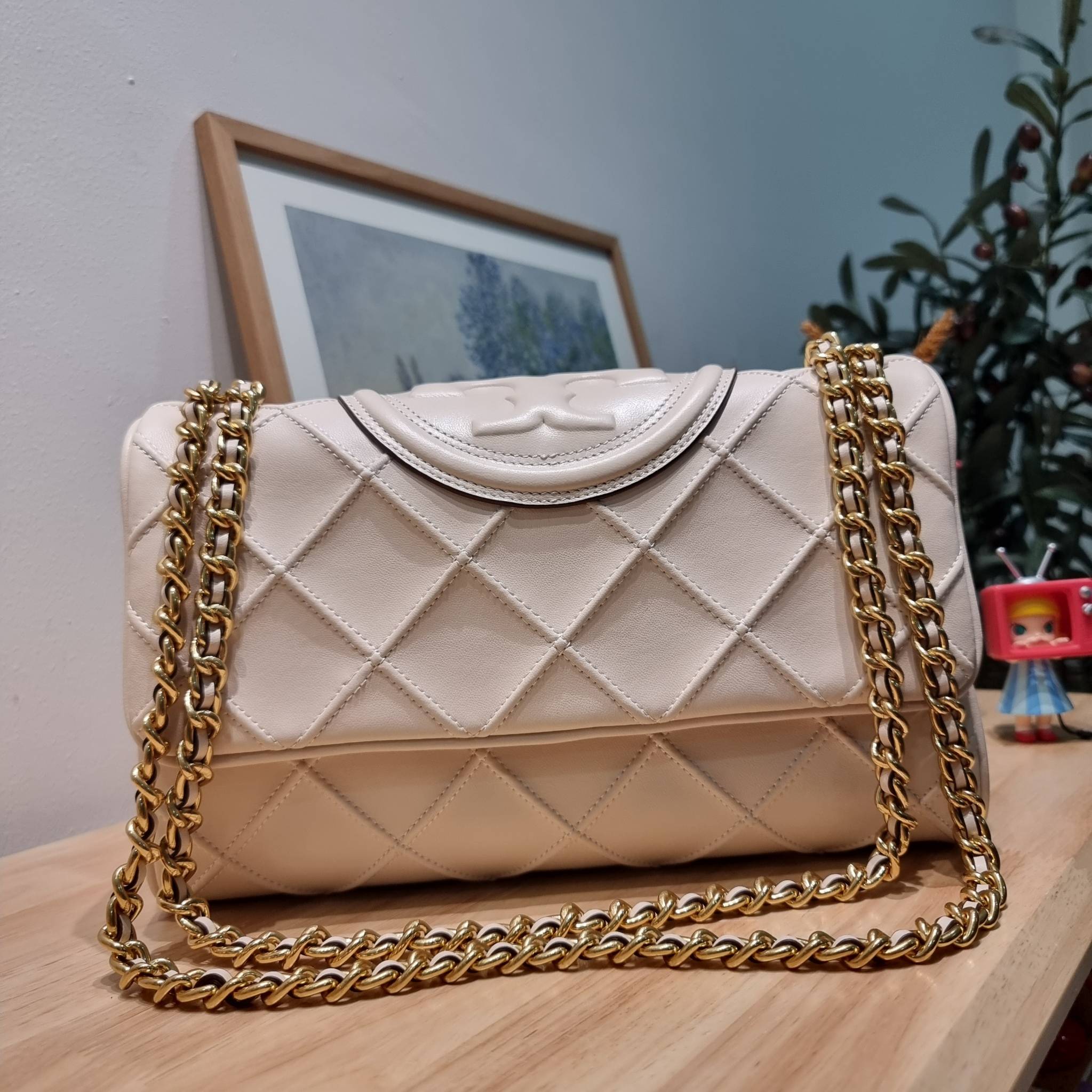 TORY BURCH FLEMING SOFT CONVERTIBLE SHOULDER BAG รุ่นหายาก กับดีไซน์ใหม่ล่าสุด มาพร้อมเสิร์ฟความสวยถึงบ้านไปเลย กับกระเป๋าสะพายไหล่ขนาดกำลังสวย หนังแท้นิ่มเต็มใบ สัมผัสสบายมือ