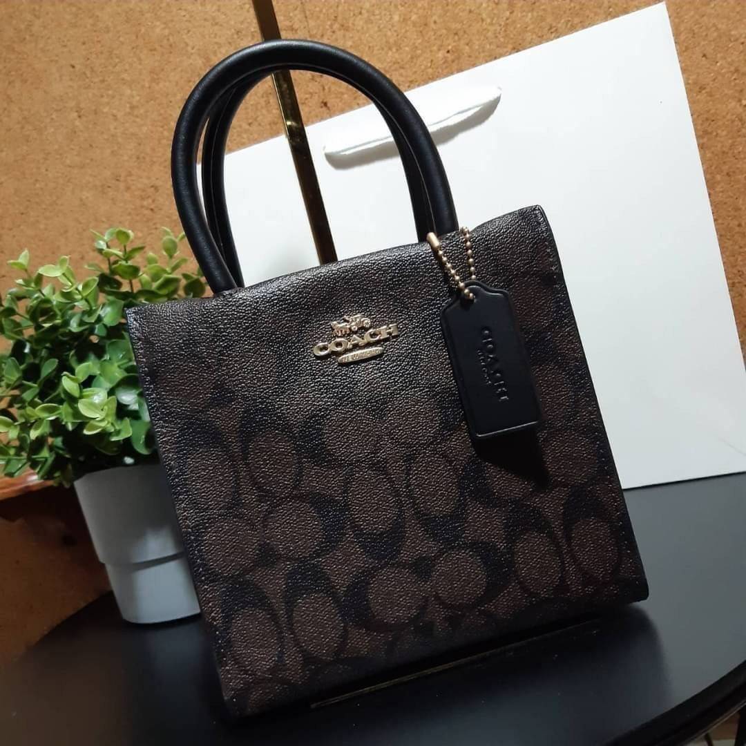 COACH 5693 MINI CALLY CROSSBODY IN SIGNATURE CANVAS กระเป๋าครอสบอดี้โท้ทมินิไซส์ รุ่นใหม่สุดฮอต!! ใบจริงคือน่ารักม้ากกกก!! สวยอยู่ทรง น่ารักน่าใช้ วัสดุหนังแคนวาสเคลือบลาย ปากกระเป๋ามีกระดุมแม่เหล็ก มาพร้อมหูจับในตัวและสายสะพายข้าง ถอดออกหิ้วเก๋ๆก็ได้ หรื