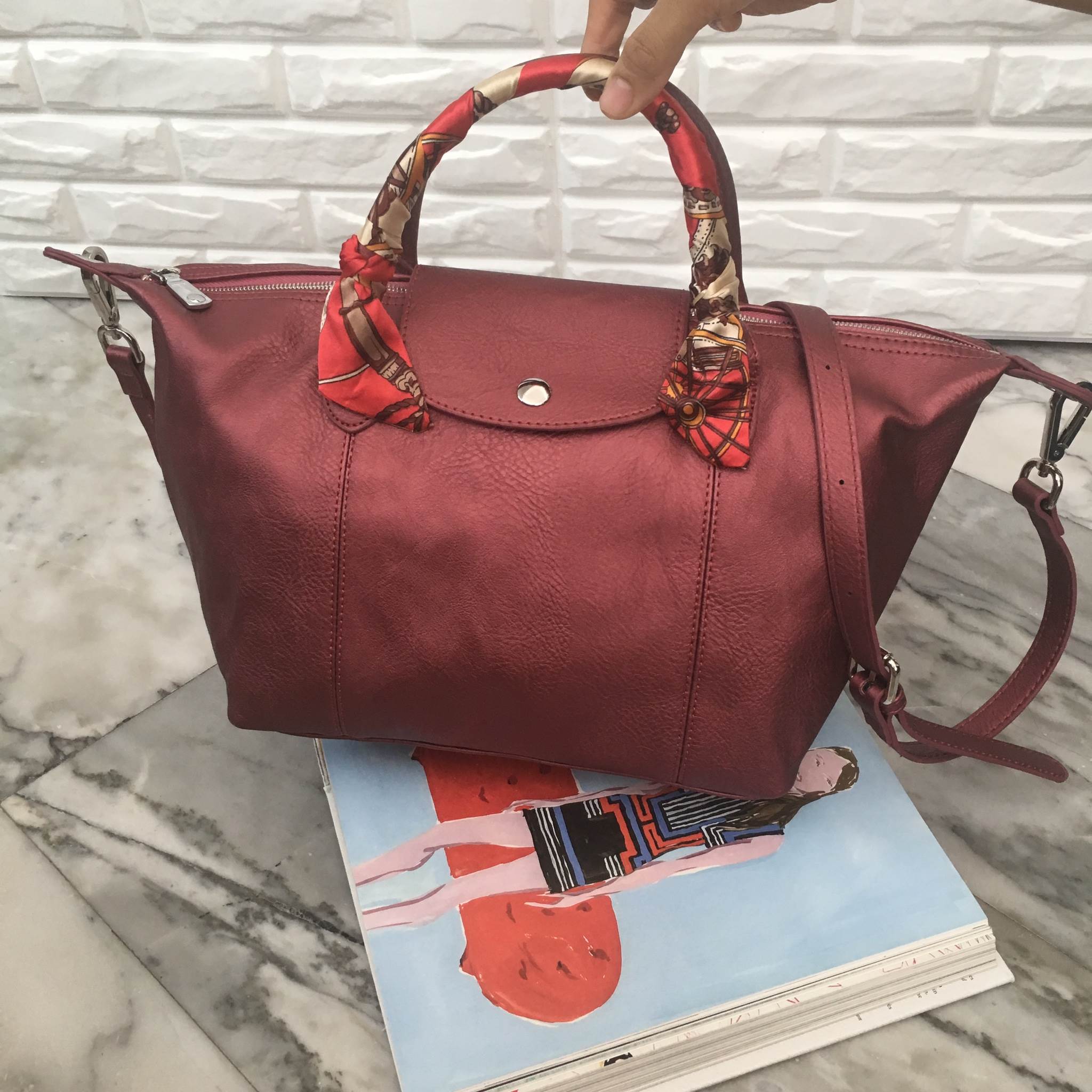 สีมาใหม่ค่า 🐼New arrival! KEEP ทรง longchamp รุ่น Duo Sister - สีแดงผสม กลิ้ตเตอร์ สวยมากคะ ตัวกระเป๋าหนังแกะสังเคราะห์ ลายหนังสวยมากๆคะ นิ่ม สุดๆ รุ่นนี้ จะมี 2 ขนาด คือ mini และ basic ไซด์ ทรงนี้ เป็นทรงที่ใช้งานง่าย ใช้ได้ทุกโอกาสจริงๆคะ ตัวกระ
