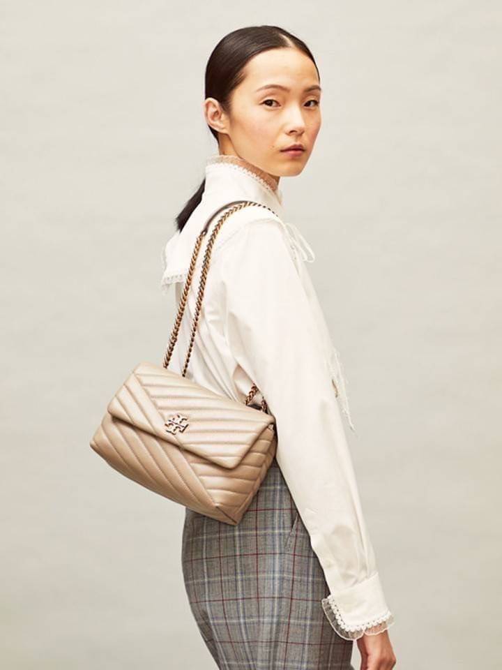 TORY BURCH KIRA CHEVRON CONVERTIBLE SHOULDER BAG (SMALL / MEDIUM) กระเป๋าสะพายรุ่นยอดฮิต ไซส์คลาสสิค ที่ใช้ยังไงก็ดูหรู ดีไซน์เฉพาะตัว วัสดุหนังแกะ สัมผัสนิ่ม เปิด-ปิดด้วยกระดุมแม่เหล็ก ภายในเป็นช่องโล่ง ใส่กระเป๋าสตางค์ มือถือ เครื่องสำอางค์ พาวเวอร์แบงค