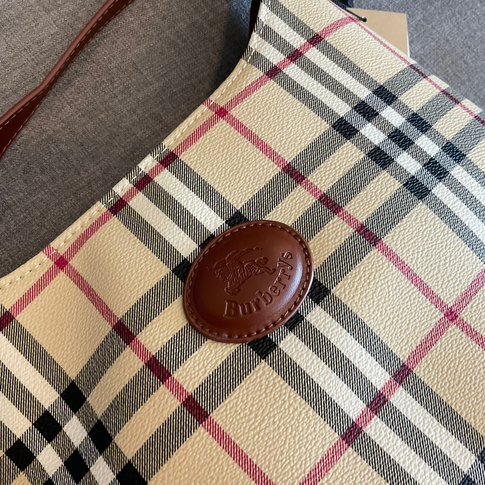 BURBERRY VINTAGE SHOULDER BAG กระเป๋าสะพายไหล่ วัสดุหนังPVC ทรงสูง อยู่ทรง ประดับโลโก้และตัดขอบด้วยหนังแท้สีน้ำตาลเข้ม