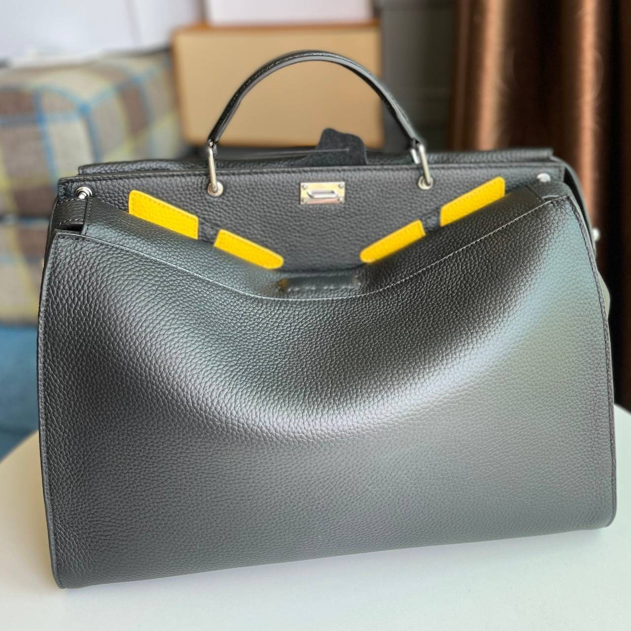 FENDI PEEKABOO MEN BAG size 38CM เป็นรุ่นหนึ่งที่สวยมาก งานดีที่สุดทั้งจากหนังแท้ 100% รายละเอียดครบมีความแข็งแรงหนังหนา ทนทานต่อการใช้งานทุกของได้เยอะ ใส่ Macได้ มาพร้อมสายสะพายยาว สามารถสะพายหรือถือก็ได้