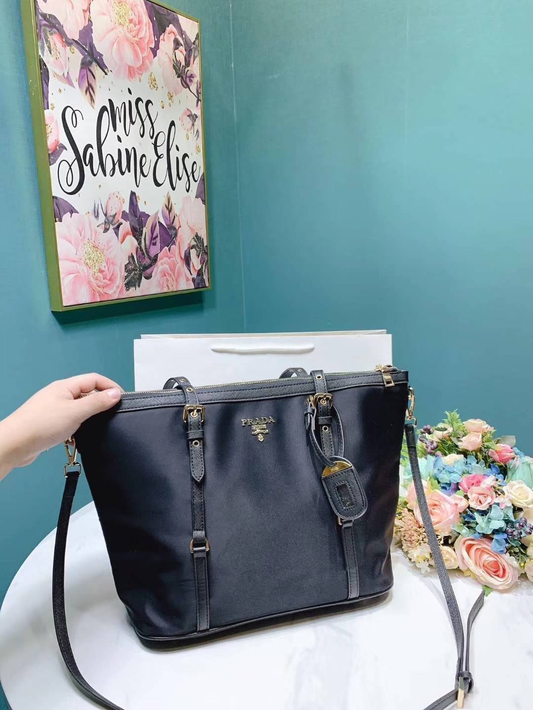 Best Price! & Hot item! สุดคุ้ม 👏👏 งานใบใหญ่ **ใส่ของจุใจ จากงานพรีเมี่ยมกิ้ฟ จากเคาเตอร์ต่างประเทศคะ แบรนด์ PRADA เป็น กระเป๋าผ้าไนล่อน ตามแบบฉบับของแบรนด์เลย หลงรักเลยคะ สะพายไหล่ได้ ถือก็สวยๆ ใช้แล้วสวยมากๆ ใส่ของได้เยอะเว่อร์ คุ้มราคา 