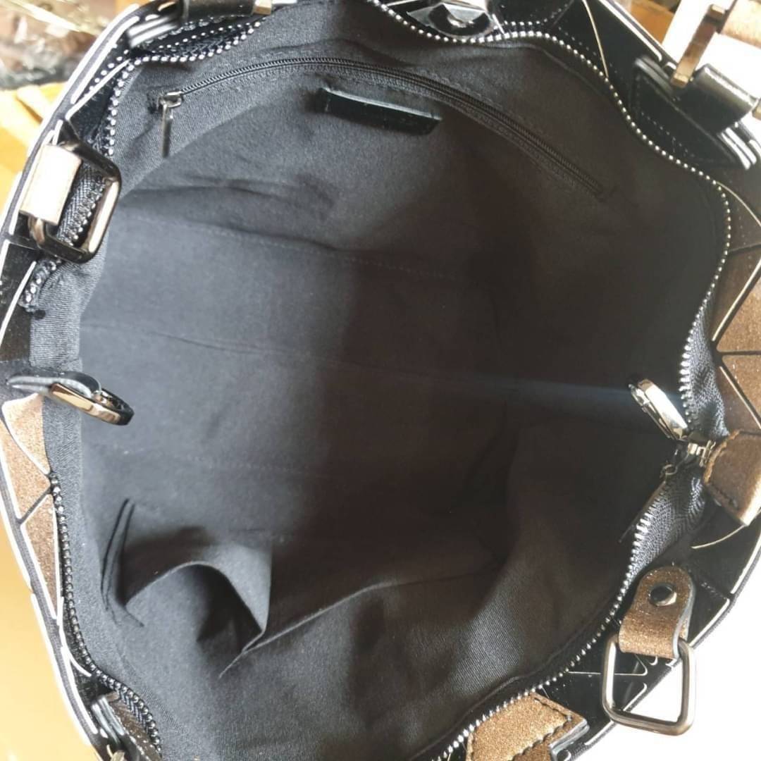 David Jones กระเป๋าสะพายข้างดีไซน์เกร๋มาก สีสวยหรูมาก ขนาดกะลังดีเลย น้ำหนังเบามากคะ ภายในมีช่องเก็บของจุกจิกได้ ฟรีตุ๊กตากระต่ายDV