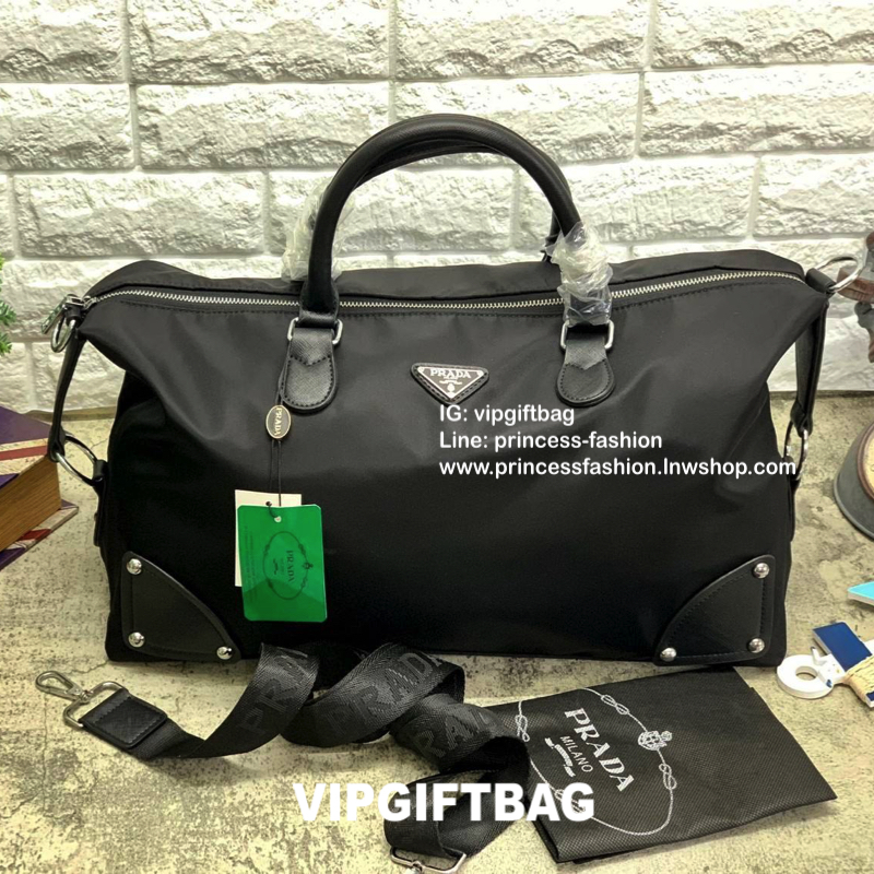PRADA NYLON TRAVEL BAG PREMIUM GIFT ค่ะ กระเป๋าเดินทาง ทรงหมอน วัสดุไรบ่อนอย่างดี เนื้อหนา น่าใช้มากๆค่ะ อะไหล่เงิน ด้านหน้ามีโลโก้แบรนด์ เปิดปิดกระเป๋าแบบซิป ภายในโล่ง กว้างมากๆ ใส่ของได้เยอะเลยค่ะ มีช่องซิป ช่องเล็ก ช่องโล่ง แยกออกเป็นสัดส่วนค่ะ ด้านหลั