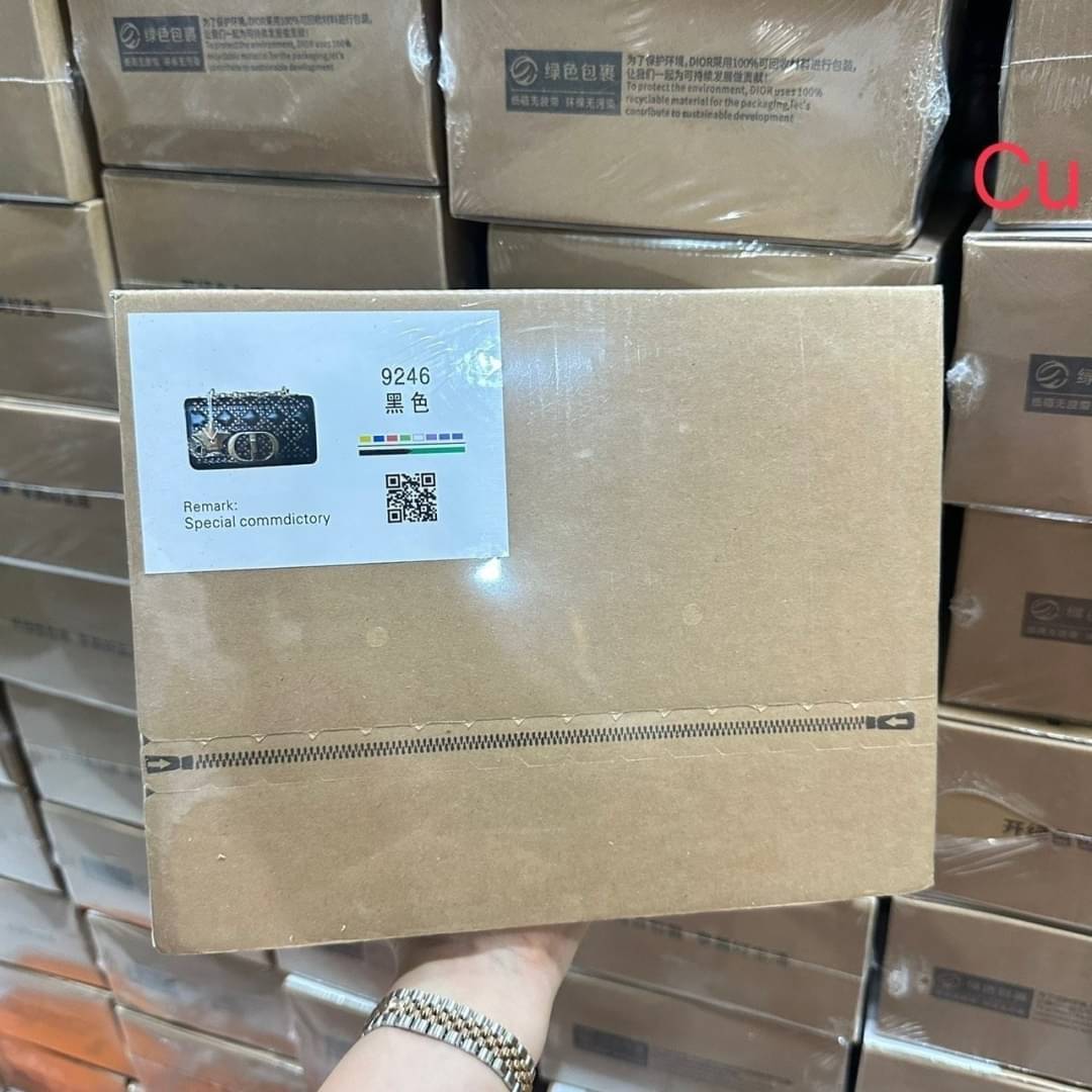 DIOR CARO BAG 8" กระเป๋าสะพายข้างทรงสวยรุ่นพิเศษ ปักหมุดสีทองเต็มใบ หรูหราอร่ามทั่วทั้งใบ ดีไซน์ย้อนยุค เป็นเอกลักษณ์และคลาสสิค หรูหรา ใช้งานง่าย ในราคาสุดคุ้ม จัดเลย!!