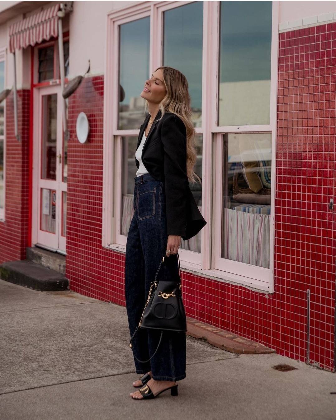 CD MEDIUM C'EST BAG 25cm / Dior bucket bag พร้อมส่ง กระเป๋าสะพายสุดคลาสสิค ดีไซน์หรู มีดีเทลสวยไม่ซ้ำใคร อะไหล่ออกแบบมาเป็นตัวซีดี