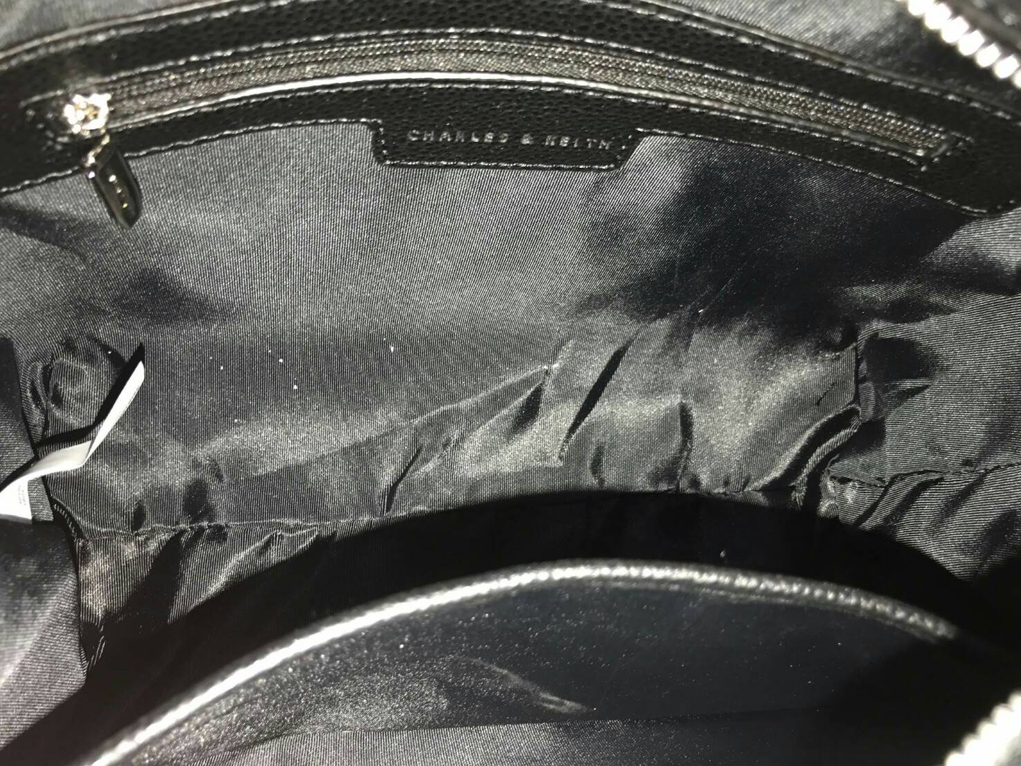 CHARLES & KEITH BASIC TOP HANDLE BAG กระเป๋าถือหรือสะพายรุ่นใหม่ชน shop ดีไซน์สวย อยู่ทรง ขนาดกำลังดี น้ำหนักเบา ด้านหน้าประดับโลโก้แบรนด์ เปิดปิดด้วยซิปสะดวกใช้ ด้านข้างมีสายรัดปรับทรงกระเป๋าค่ะ ภายในมีช่องซิป ใส่กระป๋าสตางค์ใบยาว mini iPad ได้ค่ะ มีหมุด