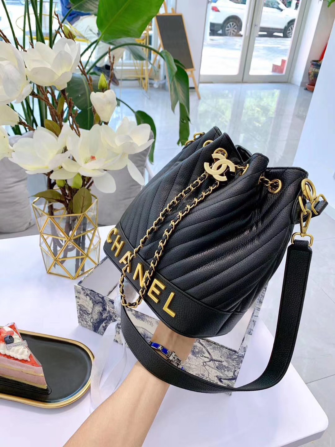 CHANEL Bucket Bag กระเป๋าสะพายทรงบัคเก็ตรุ่นลิมิเต็ด มี 2 แบบให้เลือก หนังเย็บลายตารางและลายริ้ว ตกแต่งโลโก้แบรนด์สวยหรูโดดเด่น ภายในโล่งกว้าง จุของได้เยอะ