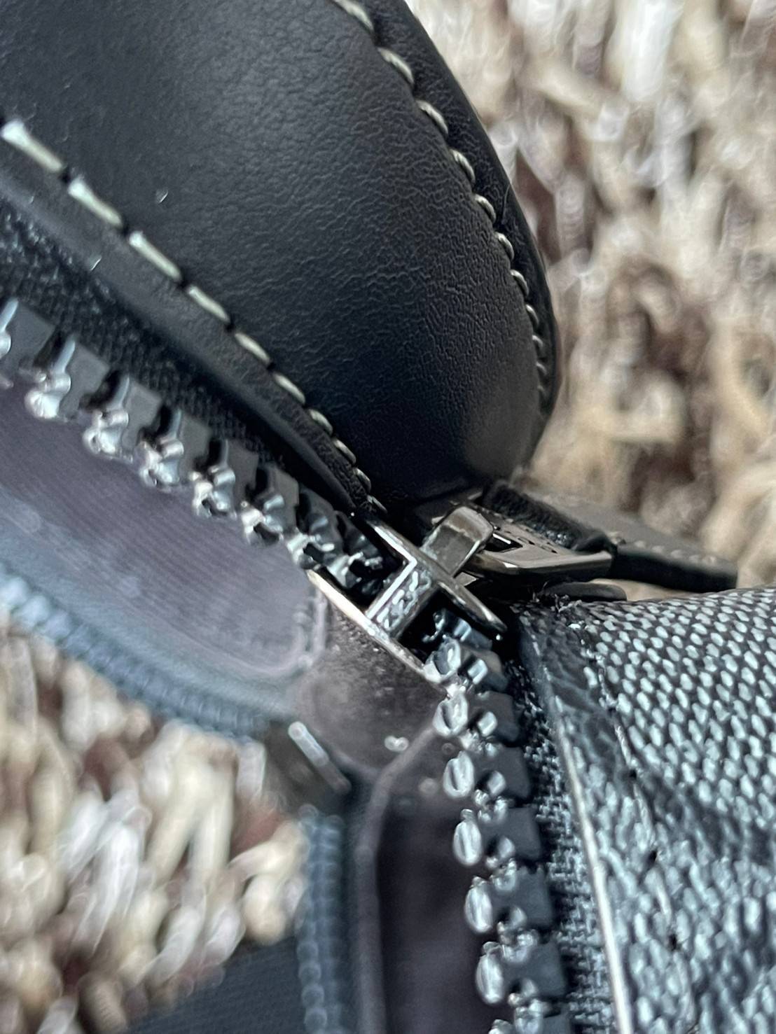 Coach Barrel Crossbody In Signature Canvas C9843 กระเป๋าถือสุดชิคตามแบบฉบับของ Coach ใบนี้หยิบมาแมตช์กับเสื้อผ้าได้ง่ายมาก ใช้งานได้แบบยูนิเซท ทั้งชายและหญิง เพราะมีดีไซน์ที่เรียบเก๋