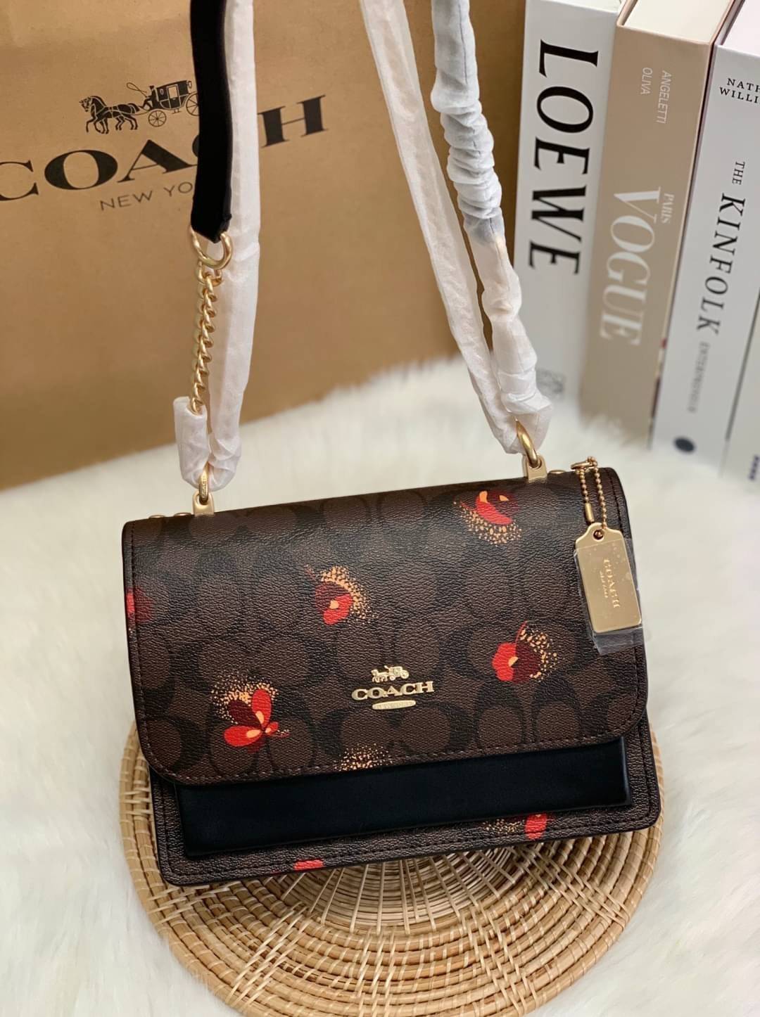 OUTLET 】COACH KLARE CROSSBODY IN SIGNATURE CANVAS WITH POP FLORAL PRINT ((C5797)) สวยมากๆ อยากให้ได้ไปจริงๆจ้าา พร้อมส่งที่ไทย สวยมากๆค่ะ 🌺 ✔️กระเป๋าสะพายแบบครอสบอดี้ร์ หนังแท้สวย ✔️พร้อมป้ายห้อยโลหะแบรนด์หรู 🌺จุดเด่นของรุ่นค