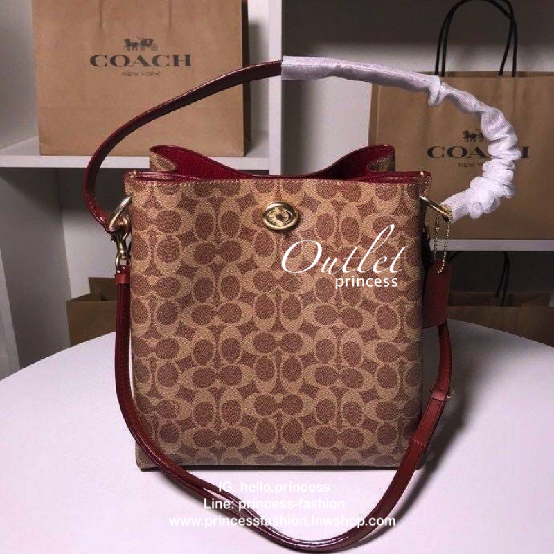 Coach Signature Canvas Print Charlie Bucket Bag New Item in outlet store!! กระเป๋าทรงขนมจีบสวย โดดเด่นด้วยลาย signature สามารถสะพายเป็น crossbody ได้ โดยสายสามารถปรับระดับได้ ภายในมีช่องใหญ่ 2 ช่อง เปิด เปิดปิดด้วยกระดุมแม่เหล็ก ภายในกว้าง กระเป๋าขนาดใหญ่