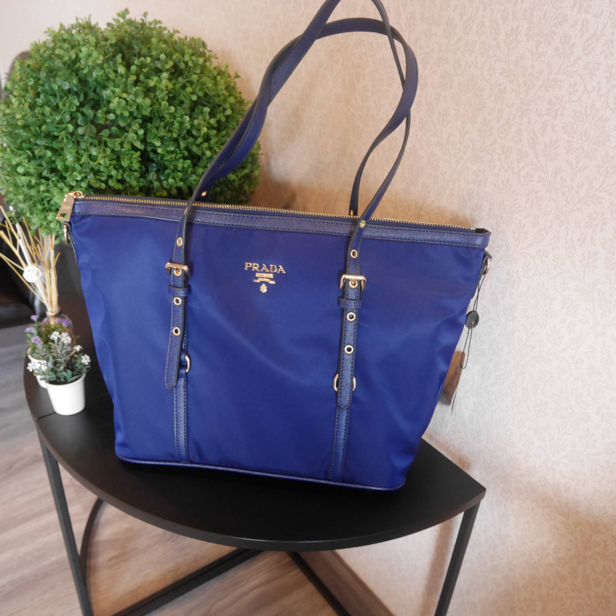 กรี้ดดด งานใบใหญ่ **ใส่ของจุใจ ก้มาน้าาา งานพรีเมี่ยมกิ้ฟ จากเคาเตอร์ต่างประเทศคะ จากแบรนด์ PRADA เป็น กระเป๋าผ้าไนล่อน ตามแบบฉบับของแบรนด์เลย หลงรักเลยคะ สะพายไหล่ได้ ถือก็สวยๆ ใช้แล้วสวยมากๆ ใส่ของได้เยอะเว่อร์ คุ้มราคา ห้ามพลาดเลยคะ!