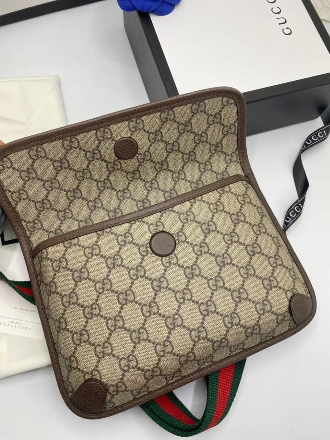 VIP 】หนังแท้ Gucci GG belt bag อีกหนึ่งกระเป๋าคาดอก ที่เป็น unisex และหายากไปอีก ดีไซน์ย้อนยุคยอดฮิต ขนาดกะทัดรัดพกสะดวก วัสดุหนังแคนวาส ทนทาน ภายในเป็นช่องโล่ง ใส่โทรศัพท์ได้ ของจุกๆสำคัญๆได้ สายสะพายปรับได้ตามตัว ใบจริงเห็นแล้วหลงรัก คุ้มค่าที่สุด จัดเล