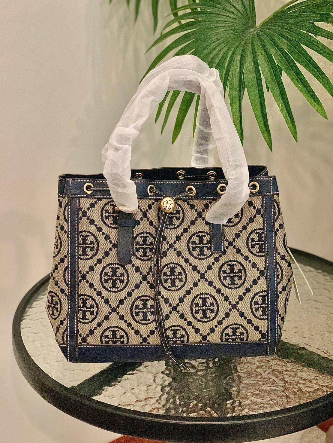 OUTLET 】Tory Burch T Monogram Jacquard Tote Bag ใบใหญ่ใส่จุมากค่ะสาวๆ! พร้อมส่ง! กระเป๋าที่สามารถใช้ได้กับทุกๆวัน วัสดุJacquard+หนัง ได้ลงตัว สวยงามค่ะ ปากกระเป๋าแบบหูรูด ที่จับอะไหล่แบรนด์สวย ภายในกระเป๋ากว้างมากๆ สาวๆที่สัมภาระเยอะนี่หายห่วงไปเลยค่ะ มีช