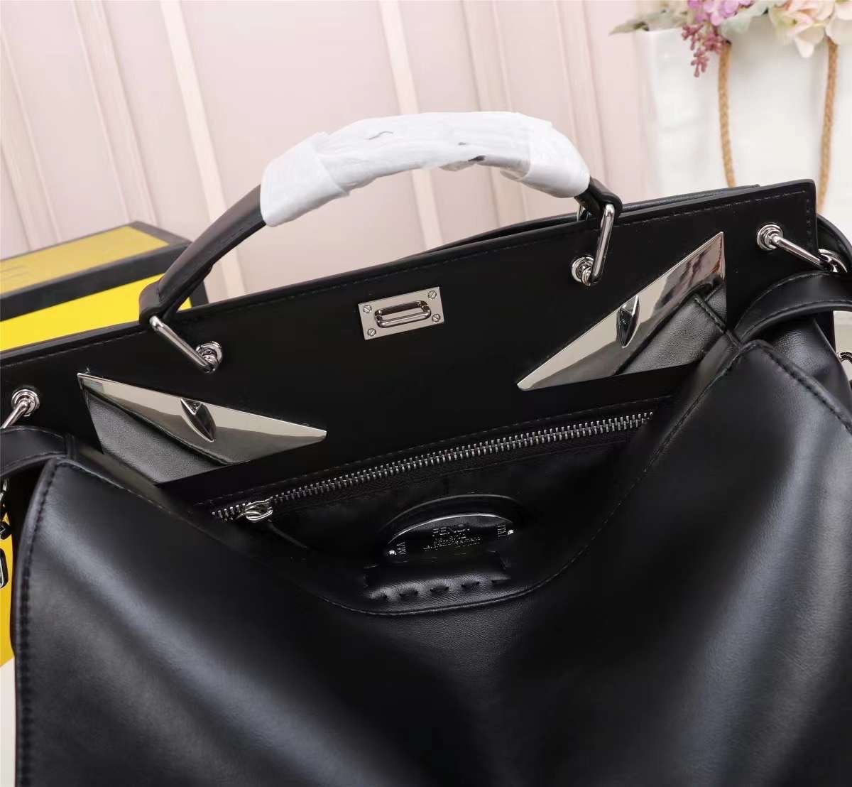 FENDI Monster Bag 36cm เกรดเทพออริจินอล กระเป๋ายอดนิยมของแบรนด์ ดีไซน์สวยเรียบหรูแฝงด้วยความเก๋ สามารถสะพายหรือถือ เหมาะสมกับวัยรุ่น สะดวกในการพกพาไม่ว่าสาว ๆ จะไปเที่ยวต่างจังหวัด ต่างประเทศหรือแม้กระทั่งทำกิจกรรมแอดเวนเจอร์ต่าง ๆ ก็ไม่ทำให้เกะกะแต่อย่าง