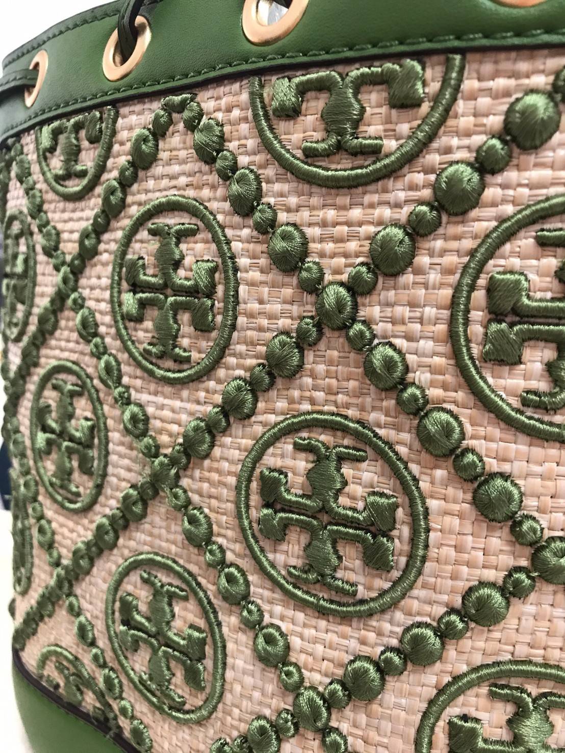 ของแท้ 💯% 】Tory T Monogram Straw Bucket Bag New collection กรี๊ดดดเขียวเหนียวทรัพย์ก็มา ใบนี้คือที่สุด สวยมาก งานประณีตมาก เย็บปักถักร้อยด้วยวัสดุธรรมชาติ หนังวัวแท้