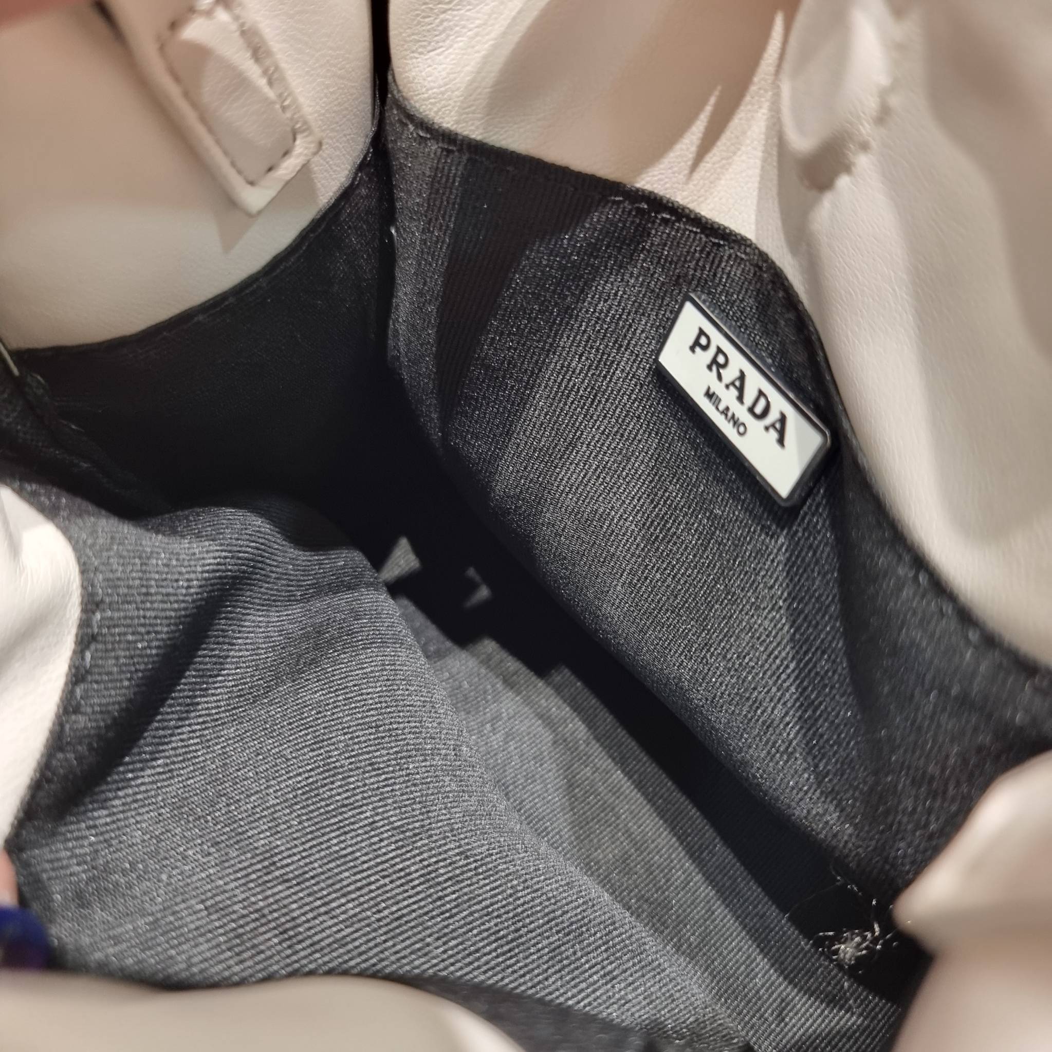 PRADA Small padded Soft nappa-leather bag พร้อมส่ง 4 สี น้องใหม่ล่าสุด กับคอลเลคชั่นที่ทำออกมาตอบโจทย์ได้ทุกไลฟ์สไตล์