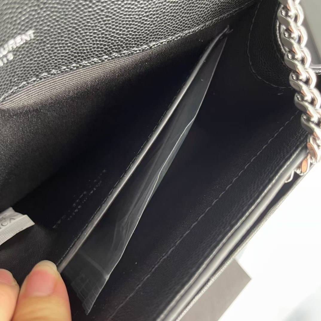 YSL kate medium chain bag in grain de poudre embossed leather 24cm กระเป๋าสะพายแบรนด์หรู รุ่นฮิตลอดกาล งานสวยดูดีมีระดับ ปั้มทุกจุด ขนาดกระทัดรัดกำลังดี มาพร้อมาสะพายโซ่ยาว เลื่อนปรับเป็น 2 แถว เพื่อสะพายเป็นสายสั้นได้ ด้านในโล่งกว้าง ใส่กระเป๋าสตางค์ใบยา