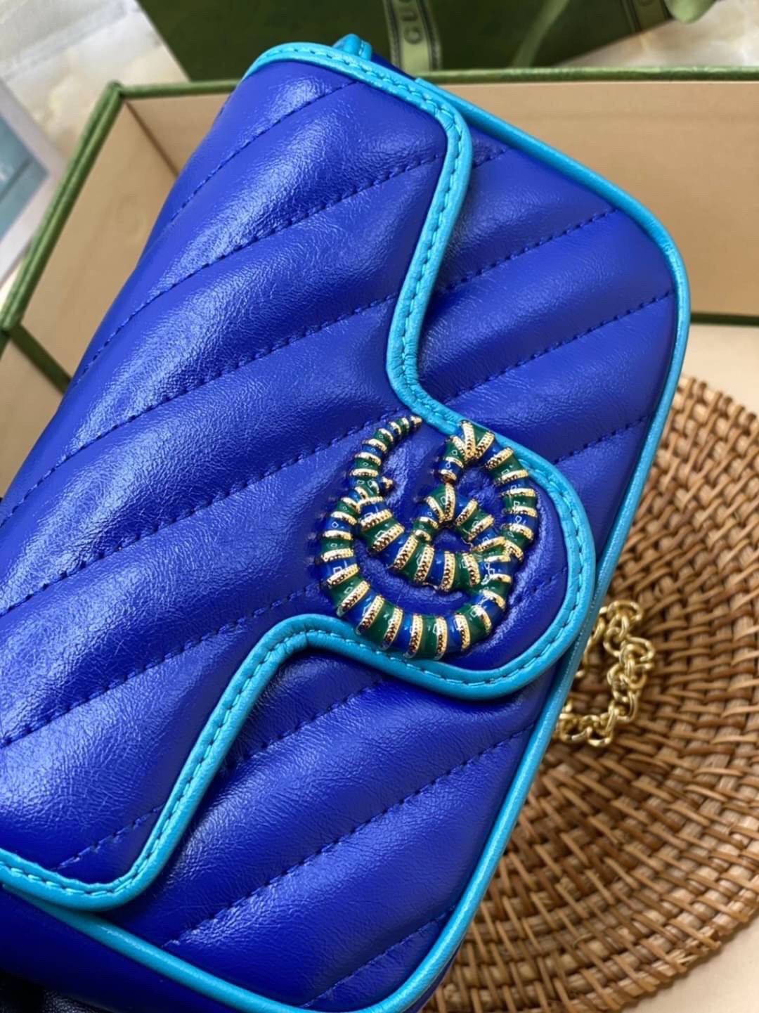 หนังแท้ VIP GIFT 】GUCCI GG Marmont super bag [mini & small] กระเป๋าสะพายข้าง โทนสีสดใสเล่นสีทูโทนตัดกันอย่างลงตัว เฟี๊ยดมากค่ะ ไซส์กะทัดรัด พกพาง่าย น้ำหนักเบา ดีไซน์สวย ภายในโล่งกว้าง มาพร้อมสายสะพายโซ่อะไหล่ทองในตัว ปรับใช้ได้ทั้งแบบสะพายเดี่ยว และสะพาย