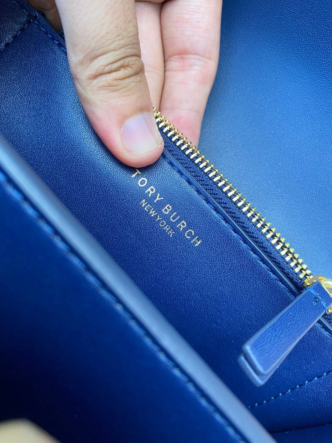 Tory Burch Eleanor Bag (รหัสรุ่น 84089) Collection ใหม่2021 ชนช็อป กระเป๋าสะพายcrossbody 💚สีเขียวเหนี่ยวทรัพย์วัสดุชั้นดี เปิดปิดด้วยแม่เหล็ก ภายในโล่งและมีช่องซิปด้านข้าง สายสะพายปรับระดัยสั้นยาวได้ตามใจชอบ รุ่นนี้สวยหรูไฮโซมาก ห้ามพลาดนะสาวๆ