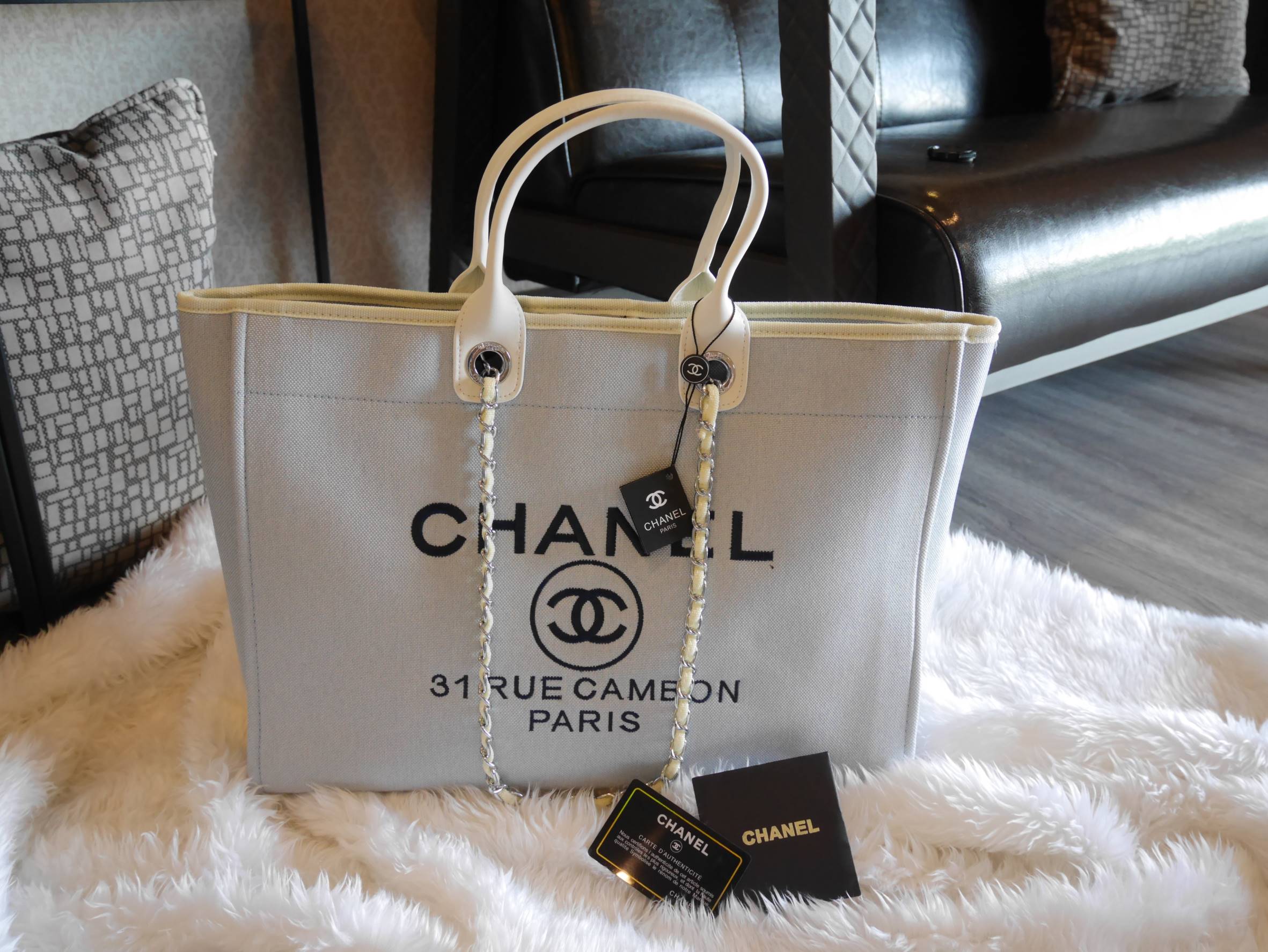 How Cute! 🎄🎄 รุ่นใหม่ล่าสุด!! ที่สาวๆรอคอย Chanel tote canvas bag จากงานพรีเมี่ยม VIP GIFT รุ่นดังเลยค้า Size ใหญ่อลัง บอกเลยว่า **งานดีที่สุด ตัวกระเป๋า กระเป๋าผ้าเป็นผ้า canvas เนื้อดีสมราคา สัมผัส นุ่มลื่นมือมากกกก อะไหล่เงินปั้มแบรนด์แ