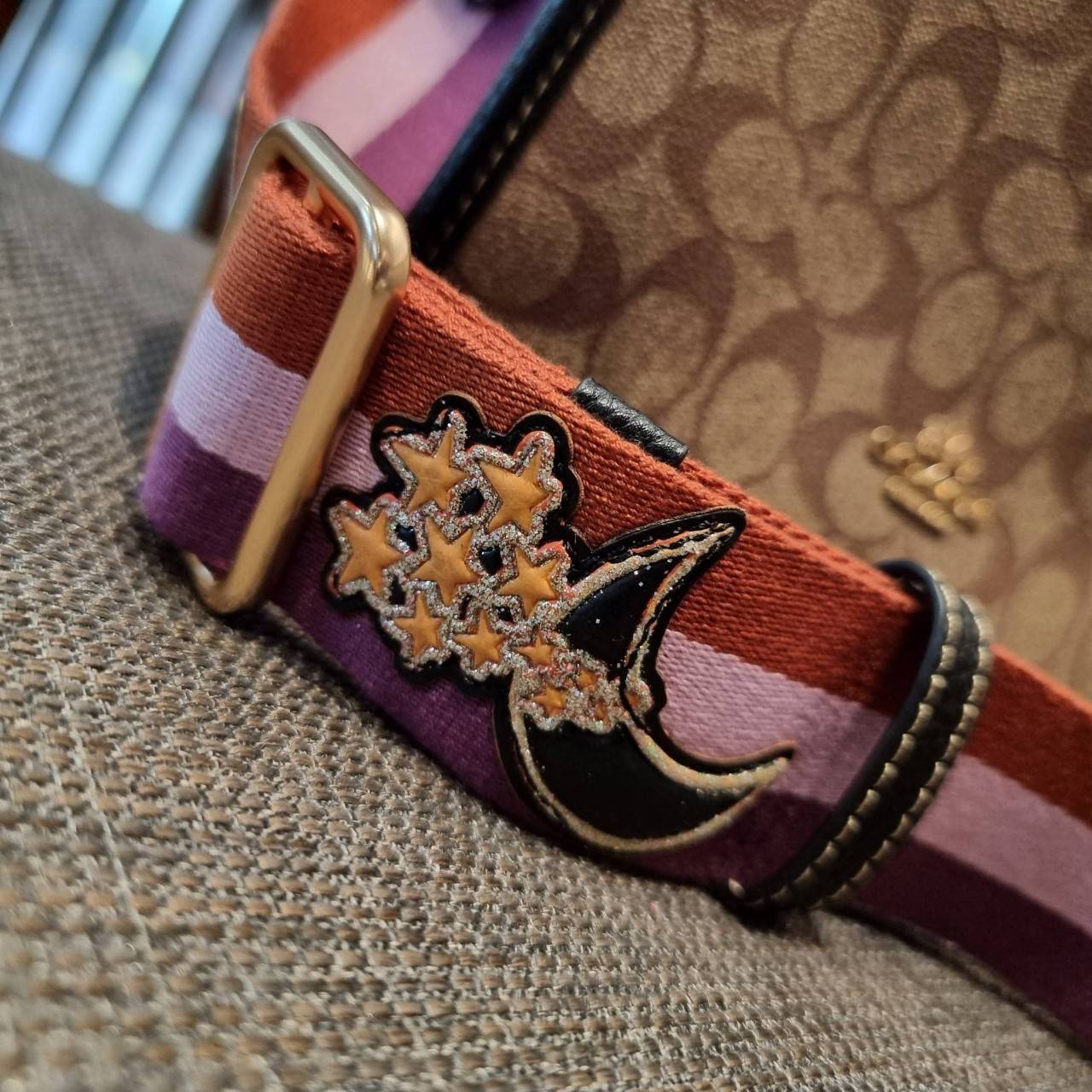 COACH C6918 DEMPSEY TOTE 22 IN SIGNATURE CANVAS WITH DISCO PATCHES คอลเลคชั่นคลาสสิค ที่มาพร้อมดีเทลใหม่ กระเป๋าทรงโท้ท ขนาดน่ารักน่าใช้มากๆ สาวๆถูกอกถูกใจกันนับไม่ถ้วน!! รอบนี้เพิ่มลูกเล่นที่สายสะพาย ดีไซน์กึ่งสปอร์ต ทำให้ใช้งานได้ไม่มีเบื่อ ฟังก์ชั่นการ