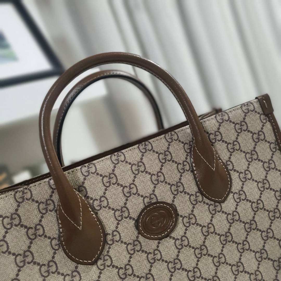 GUCCI FRAGRANCES CROSSBODY BAG VIP ORIGINAL 1:1 GIFT WITH PURCHASE (GWP) พรีเมี่ยมกิ๊ฟ Limited Edition จาก GUCCI PERFUME ใบใหญ่ทรง TOTE **ใส่ไอแพดได้ วัสดุ Geniune Leather หนังแท้ตัดผ้าแคนวาส ทรงเหลี่ยมสุดฮิต ดีไซน์สวยอยู่ทรง ภายในโล่งกว้าง มาพร้อมช่องซิป