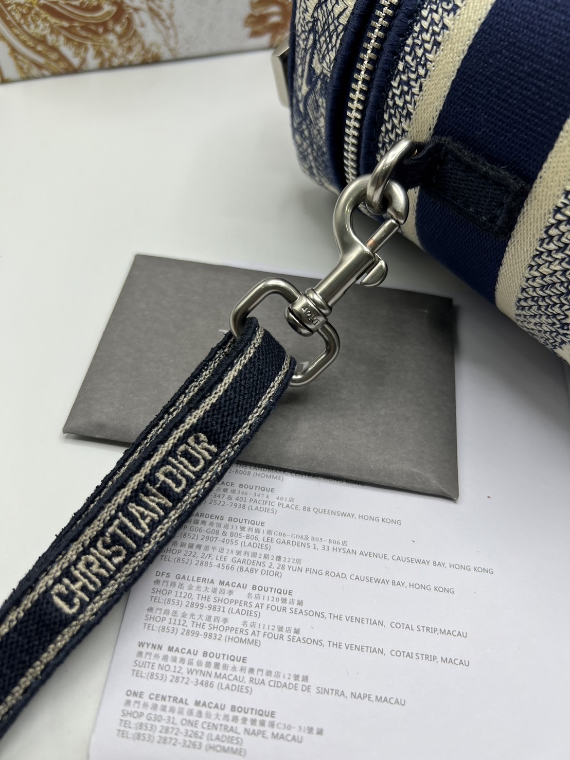 18cm Small DiorTravel Vanity Case กระเป๋าใส่เครื่องสำอาง มาพร้อมกับลวดลาย Oblique ปักอย่างประณีตและประดับด้วยสัญลักษณ์ Christian Dior Paris มาพร้อมสายสะพายและหูจับในตัว ปรับเปลี่ยนใช้งานได้ตามสไตล์