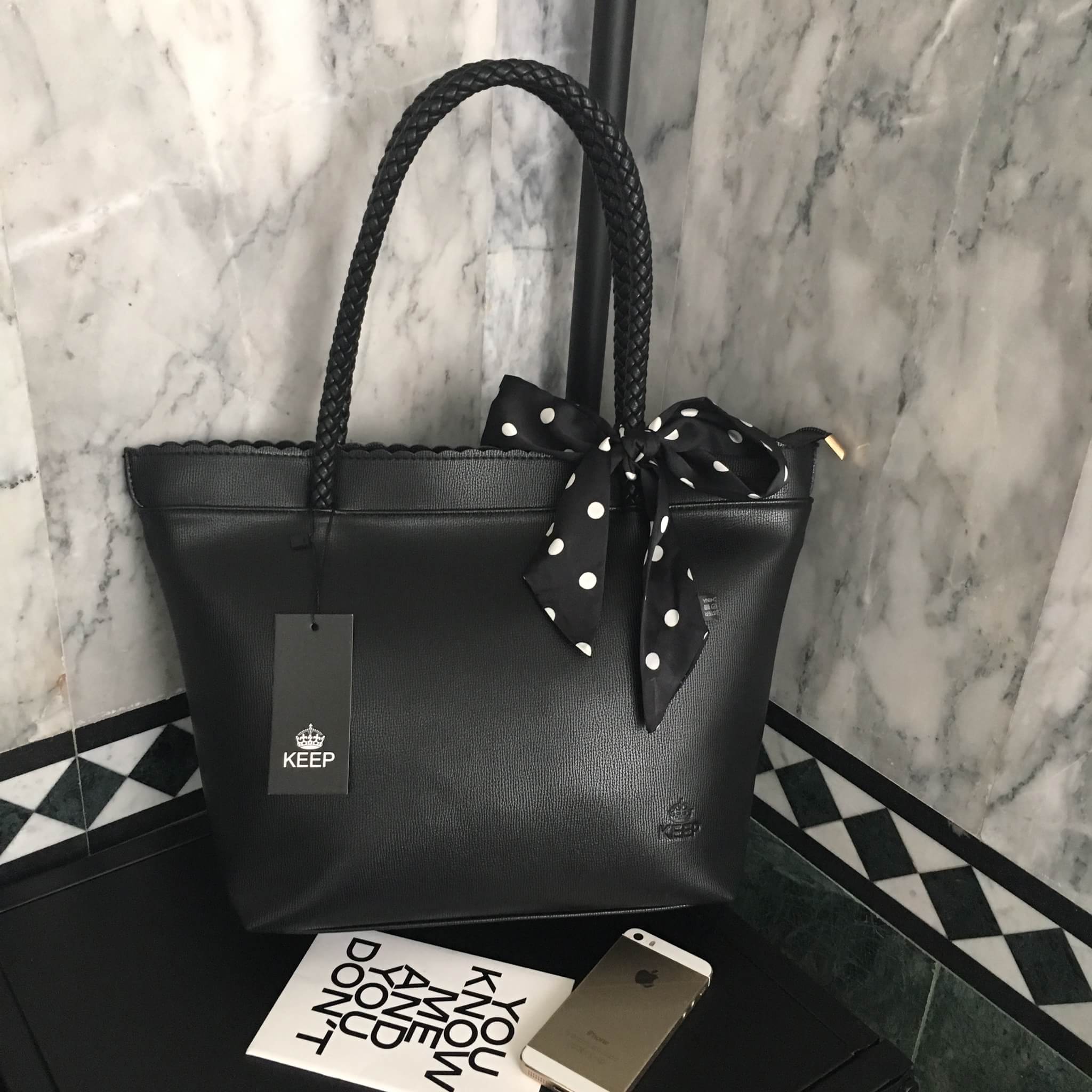 กระเป๋า ทรง Tote จากแบรนด์ KEEP ลายหนัง spirits ตัวหนังผิวสัมผัสสวยมากคะ หนังเนื้อดี นิ่ม กระเป๋าอยู่ทรงคะ ตกแต่งด้วย ผ้าพันหูกระเป๋า เพิ่มดีเทลกระเป๋าทำให้ดู look น่ารักมากๆคะ ด้านหน้ากระเป๋ามีปั๊ม logo แบรนด์ อย่างดีคะ #จุดเด่นที่ ภายในกระเป๋า มีช่องแบ่