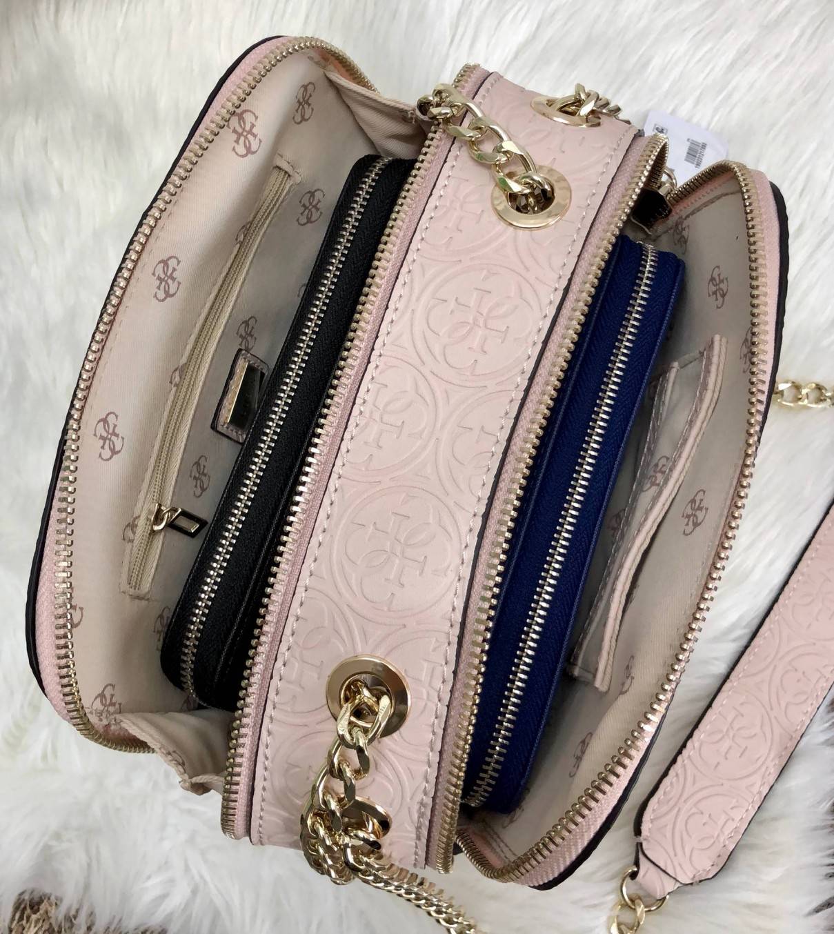 GUESS KAMRYN SHOULDER BAG กระเป๋าสะพายขนาดกำลังน่ารัก วัสดุ pu. ปั๊มแบรนด์รอบใบ หนังนิ่ม น้ำหนักเบา ด้านหน้ามีโลโก้แบรนด์ อะไหล่ทอง ช่องซิปหลักแบ่ง 2 ช่อง ช่องกว้าง ใส่ wallet ยาว หรือ ของจุกจิกได้เยอะ มีช่องซิป และช่องเสียบบัตร พร้อมกับ สายสะพายแแบบโซ่ ป