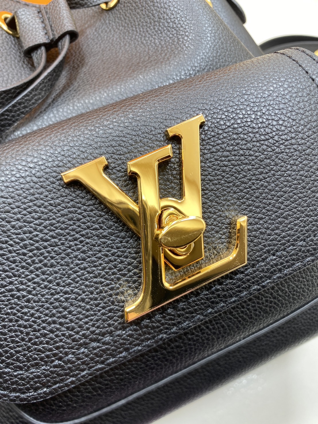 สลับแท้ LV Lockme bucket bag กระเป๋าสะพายทรงบัคเก็ตวินเทจ สวยคลาสสิก งานหนังแท้เต็มใบ โดดเด่นด้วยโลโก้สีทอง ด้วยดีไซส์ที่เรียบหรูเหมาะใช้ได้หลากหลายโอกาส ไอเท็มมาใหม่แต่ขายดี the best seller เลยค่ะ