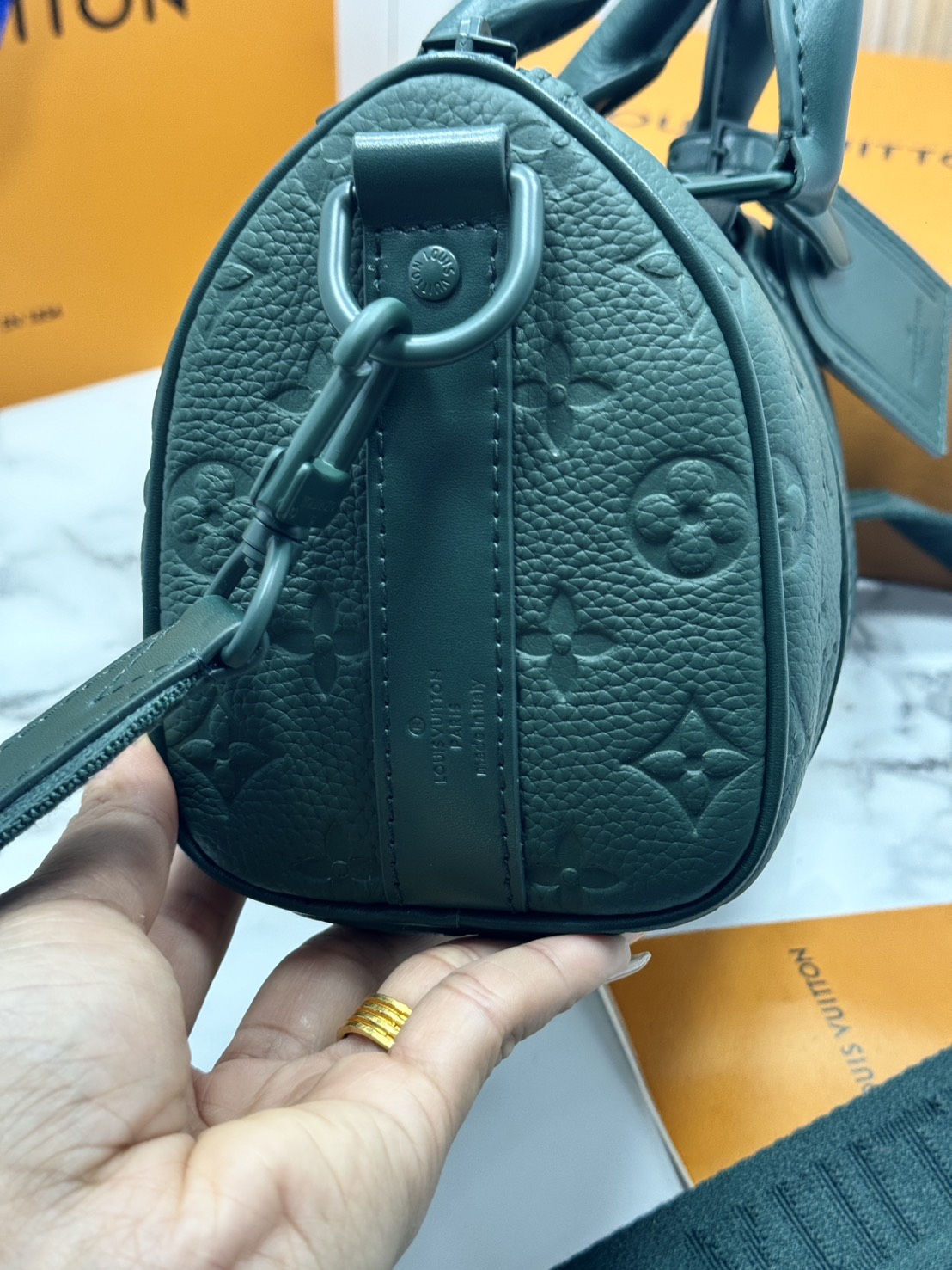 TOP ORI หนังแท้ | LV Keepall Bandoulière 25 กระเป๋าสะพายทรงหมอนสุดไอคอนิก หนังแท้ Taurillon ลายเกรน ฉลุลายโมโนแกรมสวยหรูคลาสสิก โทนสีหรูหราเข้ากันอย่างลงตัว