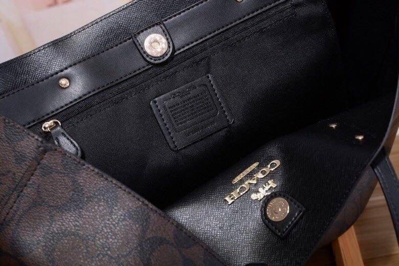 รุ่นยอดนิยม COACH TOWNTOTE IN SIGNATURE CANVAS F76636 กลับใช้ได้ทั้งสองด้าน ใบขนาดใหญ่จุใจ ใส่ของได้เยอะมากกก เป็นรุ่นที่สวยตลอดกาล ควรมีติดตู้ไว้เลยค่าา