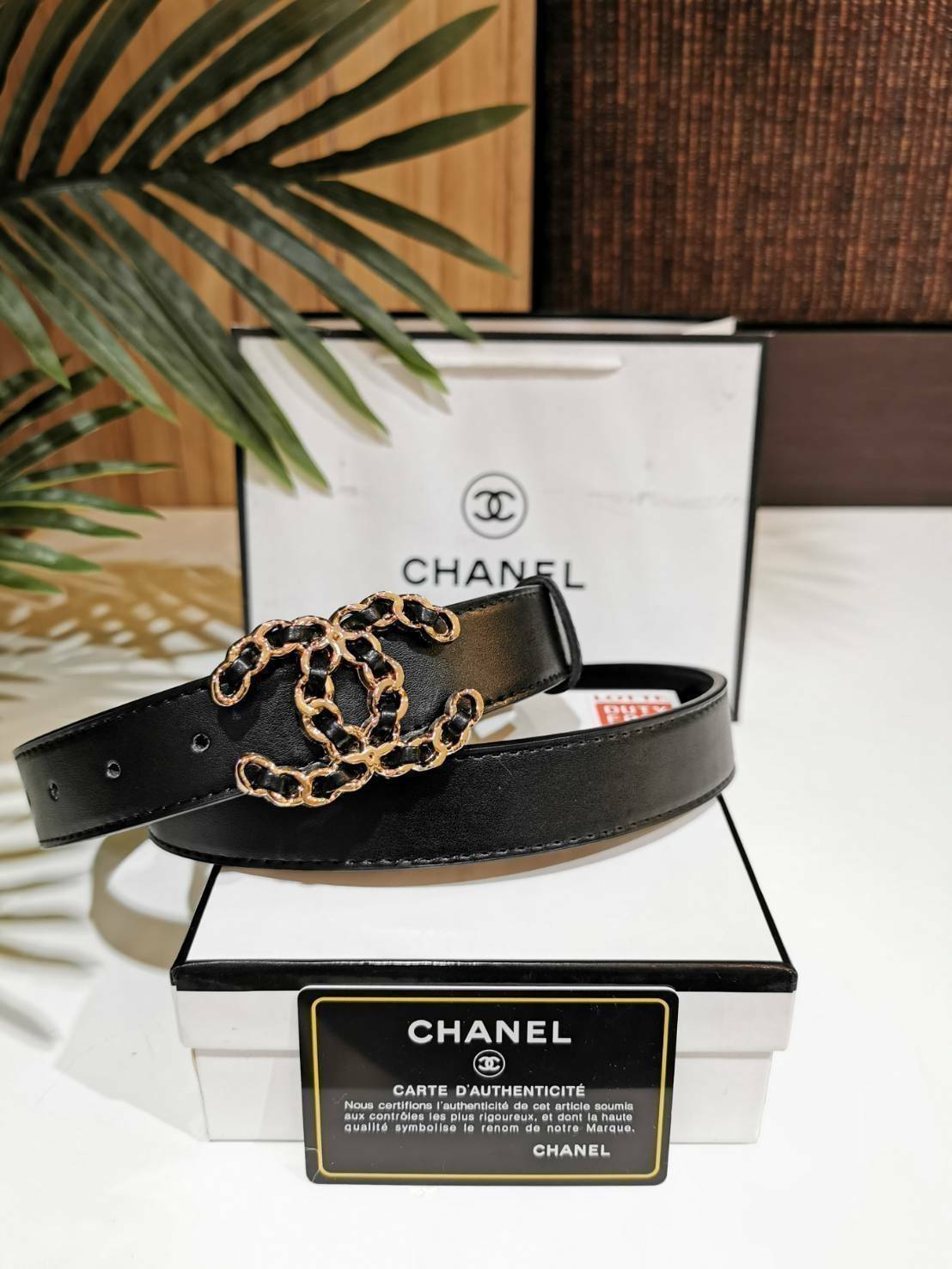 Chanel Vintage Logo Leather Belt VIP Gift With Purchase (GWP) พรีเมี่ยมกิ๊ฟ Limited จาก CHANEL PARFUME DUTYFREE วัสดุ Calfskin หนังแท้เรียบสวย หัวเข็มขัดโลโก้แบรนด์ 3D Vintage สายปรับระดับได้ มาในดีไซน์คลาสสิคเรียบหรูเข้ากับทุกลุ๊คแบบไม่มีเอ้าท์ พร้อม Ori