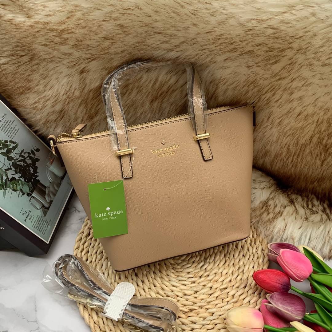 ของแท้ 💯% Kate Spade New York Cross Body Bag กระเป๋าถือหรือสะพาย หนัง Saffiano ภายในมีช่องซิปและช่องเล็ก มีหมุดรองฐานกันรอย 4 มุม อะไหล่ทองทั้งใบ ขนาดกำลังดี ใส่กระเป๋าสตางค์ยาวได้ค่ะ