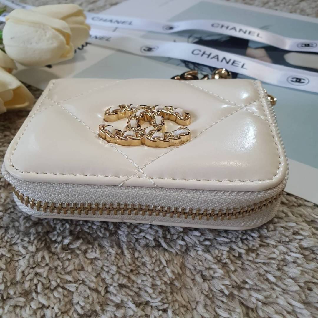 CHANEL zip short wallet มาพร้อม GIFT BOX สุดหรู! ครบชุดเซ็ตของขวัญ♡♡ กับ กระเป๋าสตางค์ใบสั้น แนะนำรุ่นนี้คะ งานพรีเมี่ยมกิ้ฟท์จากเค้าเตอร์ต่างประเทศ **ทรงน่ารักกก หนังเรียบ จากแบรนด์ CHANEL (GWP) ด้านหน้ามีโลโก้แบรนด์ CC สีทองหรู **อะไหล่สีท