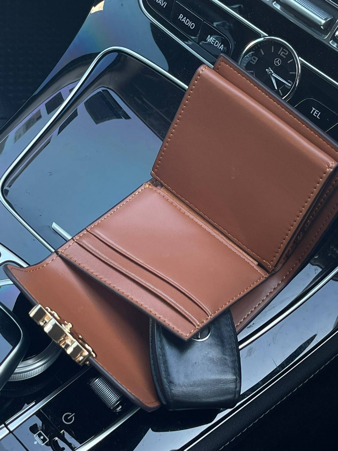 CELINE SMALL TRIOMPHE WALLET IN TRIOMPHE CANVAS กระเป๋าสตางค์ผู้หญิงทรงสั้นดีไซน์สวยงามหรูหรา ออกแบบให้เป็นทรงพับ เปิด-ปิดด้วยกระดุมที่สามารถปรับขยายขนาดกระเป๋าได้เมื่อใส่ของเยอะ ภายในแบ่งเป็น 3 พับ มีฟังก์ชั่นการใช้งานที่ครบครัน คือ ช่องใส่ธนบัตร ช่องใส่