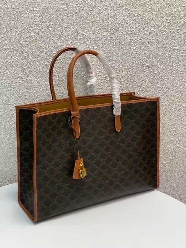 หนังแท้ CELINE HORIZONTAL CABAS IN TRIOMPHE CANVAS AND CALFSKIN / CELINE TOTE พร้อมส่งที่ไทย กระเป๋าโท้ทใบใหญ่ งานหนังแท้ CALFSKIN ทั้งใบ ใช้หนังเยอะมาก ราคานี้คุ้มมากค่ะ ภายในโล่งกว้าง จุของได้เยอะ ภาพสินค้าถ่ายจากงานขายจริง ใช้งานต่างประเทศได้