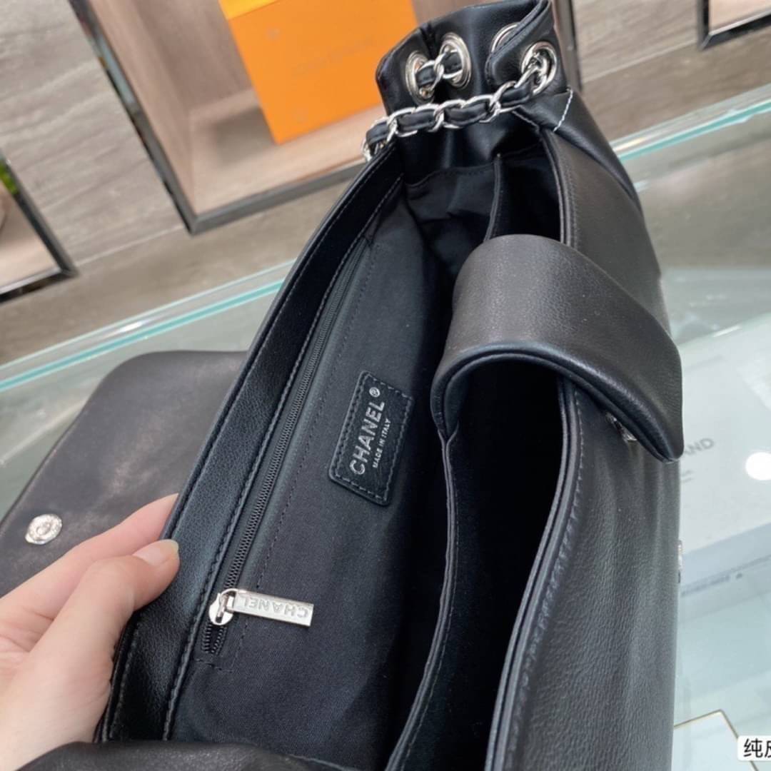 CHANEL Work Bag Black 11” พร้อมส่งที่ไทย Very handy handbag that also serves as a workbag. Can fit Iphone max Pro comfortably. In very good condition.