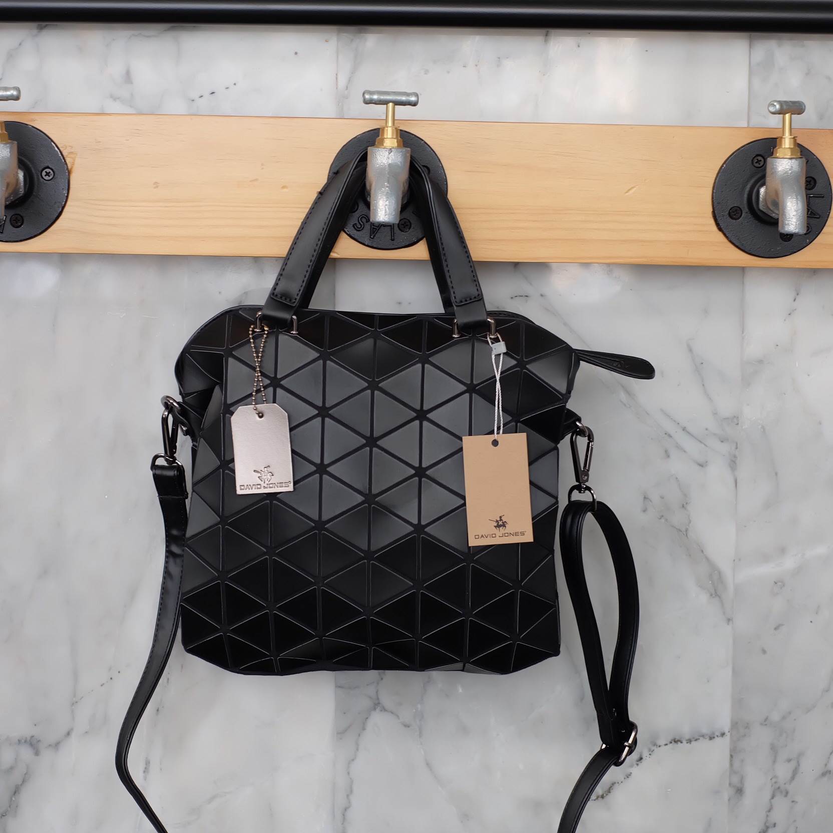 สินค้ามาใหม่ค่า สีดำด้าน สวยมากกก 💕ทรงสุดฮิตจากแบรนด์ David Jones - Matte black กระเป๋า ทรง Tote ตัวกระเป๋าเย็บติด ด้วยแผ่นอคิลิค สีดำสุดหรู ดีไซน์เกร๋ #จุดเด่นที่ น้ำหนักเบา สามารถ ถือ หรือ สะพายไหล่ได้คะ ใบใหญุจุของคุ้ม แต่น้ำหนักเบาคะ มีใบเดียว