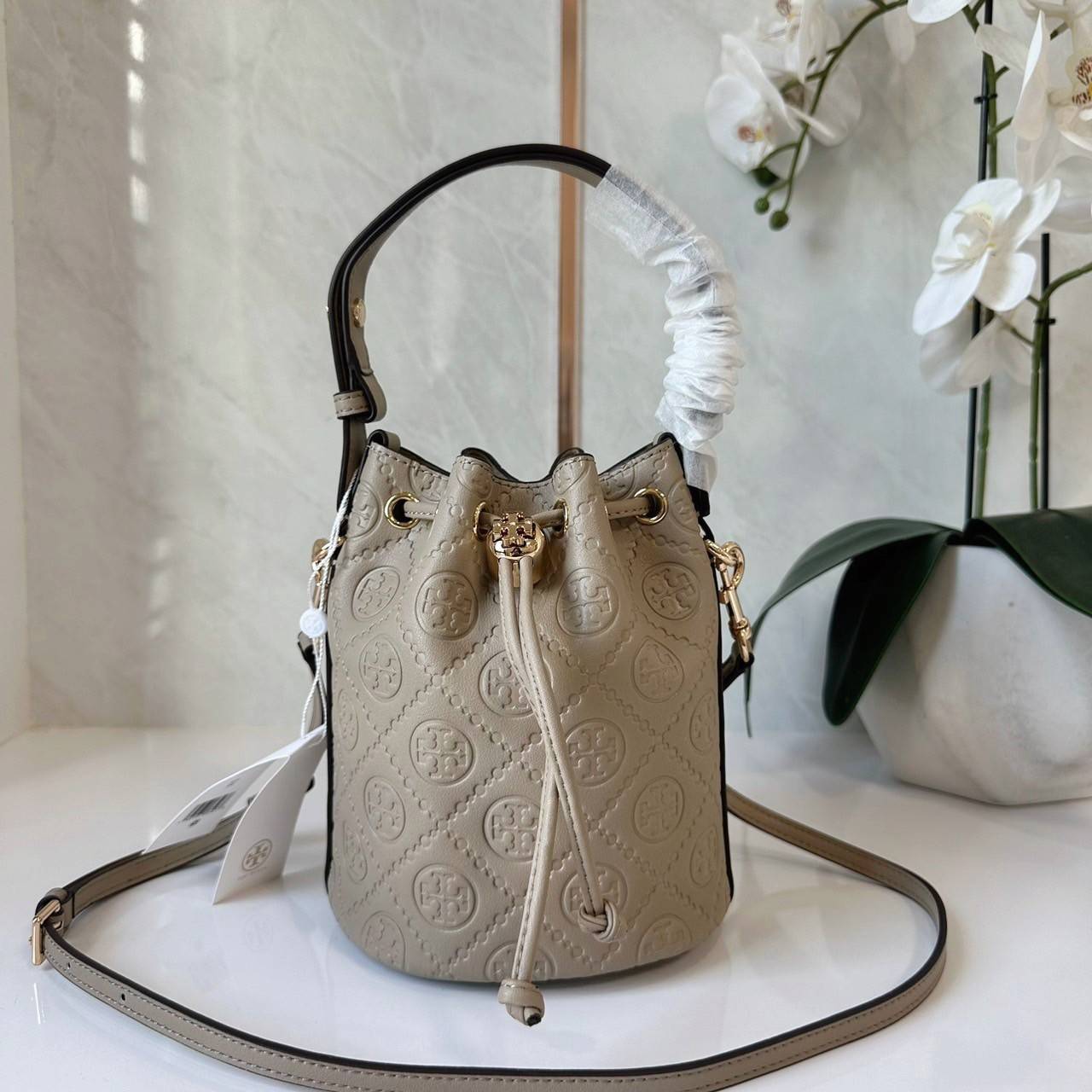 TORY BURCH mini T Monogram leather bucket bag กระเป๋าบัคเกต ไซต์ mini คอลเลกชันหนัง T Monogram ลายซิกเนเจอร์หนังปั้มลายนูน