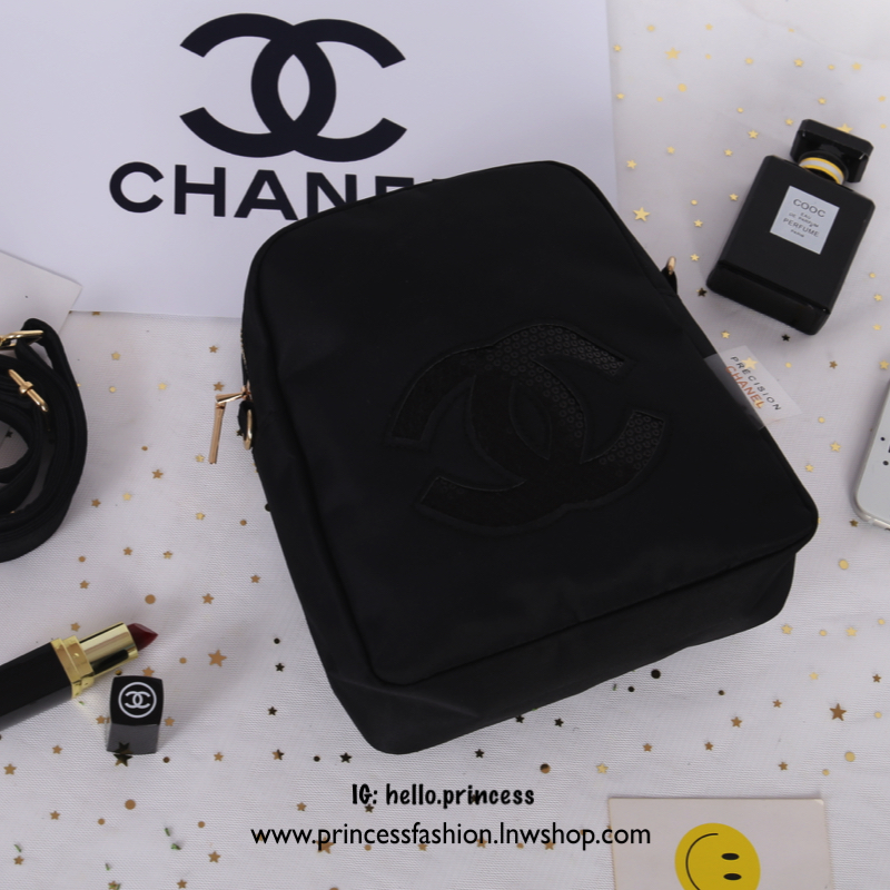 Chanel VIP Gift Nylon crossbody Bag กระเป๋าสะพาย VIP Gif จากแบรนด์ chanel ทรงสวย วัสดุผ้าไนล่อน คุณภาพดี น้ำหนักเบา อะไหล่ทอง ด้านหน้าเย็บโลโก้ CC ปักเลื่อมสวยหรูตามแบบฉบับแบรนด์ ขนาดกำลังน่ารัก ซับในพิมพ์ลายโลโก้แบรนด์สวยๆ รุ่นนี้มาพร้อมสายสะพายยาว ถอดได