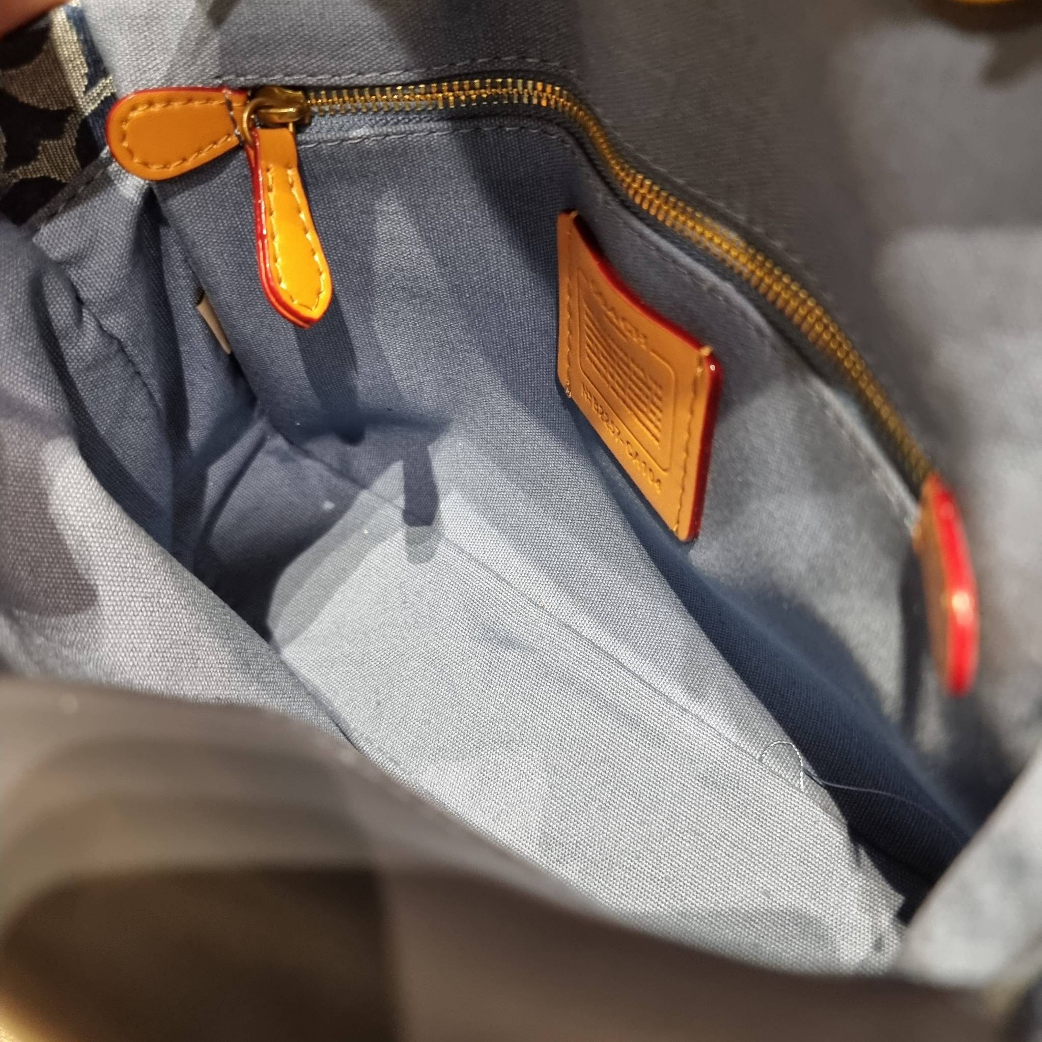 COACH CA104 PILLOW MADISON SHOULDER BAG IN SIGNATURE DENIM WITH QUILTING หรูหราที่หนึ่งต้องยกให้เลย กับไอเท็มนี้ กระเป๋าสะพายดีไซน์สุดล้ำ เดินเส้นสวยคม วัสดุผ้าเดนิม สวยเฉียบ ดูแพง เปิด-ปิดด้วยตัวบิดล็อค ใช้งานสะดวก ด้านหลังมีช่องเก็บของจุกจิกได้ ภายในแบ่